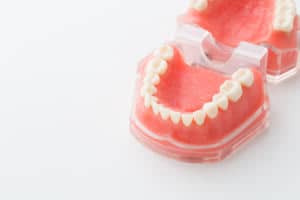 義歯の安定性向上や歯周病改善が期待できる革新的技術、東北大学が開発