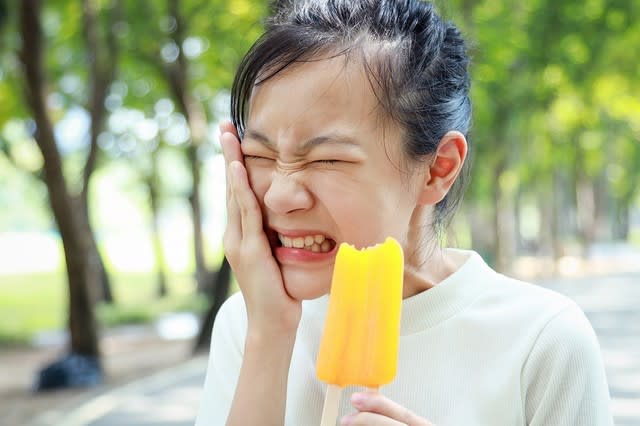 冷たいもので歯がしみる！むし歯、歯周病、知覚過敏…それぞれの見極め方と予防法は？