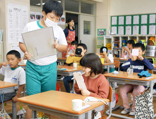 歯磨きチャンピオン　西郷・米小児童が給食後に取り組み
