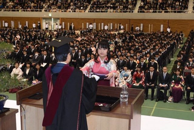 岡山大卒業式、3235人巣立つ　希望胸に新たな門出