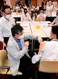 歯科医がワクチン接種の事前研修「違和感なくできる」　神戸市内に大規模会場
