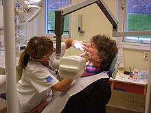 レントゲンを撮影する歯科衛生士